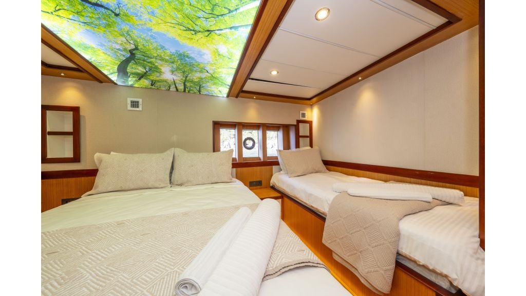 lila-trawler-5104-1024-576