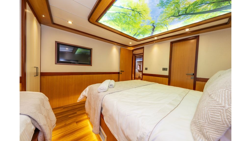 lila-trawler-5106-1024-576