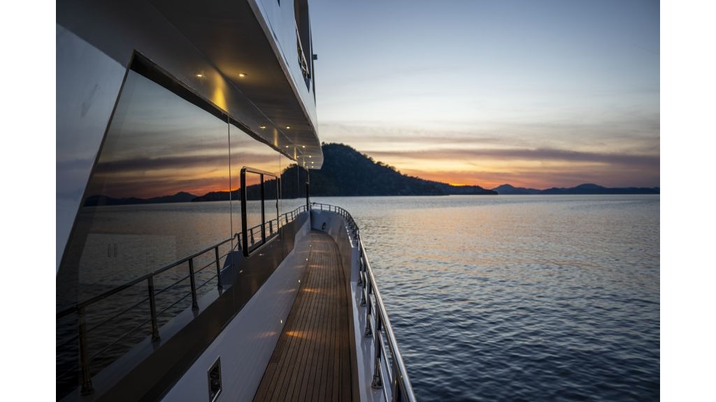 lila-trawler-5118-1024-576