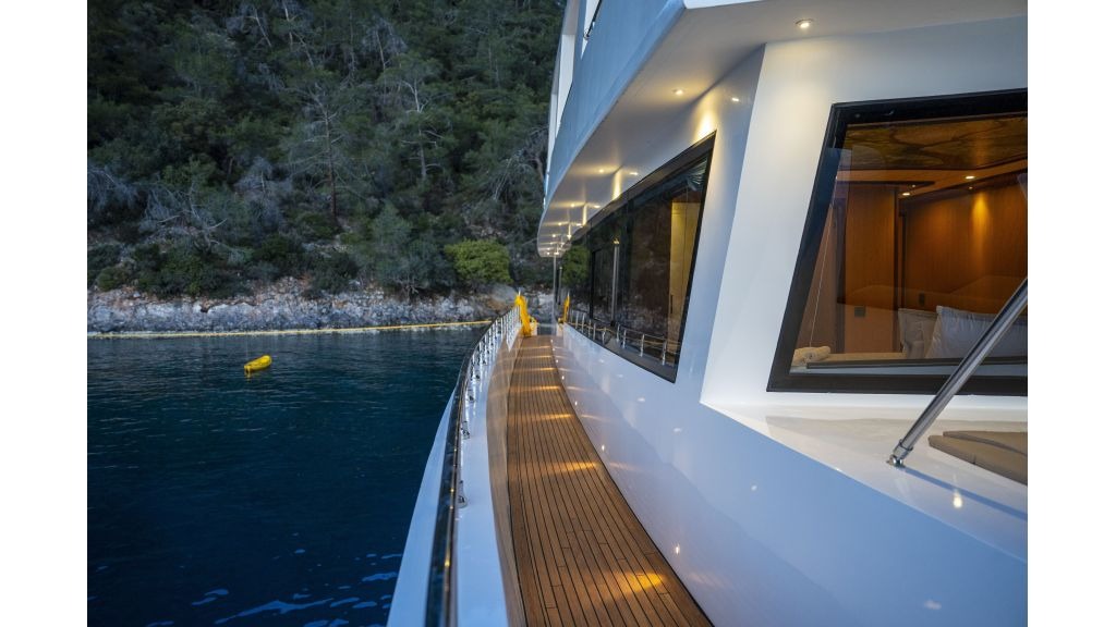 lila-trawler-550-1024-576