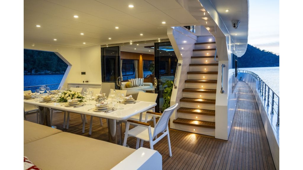 lila-trawler-551-1024-576