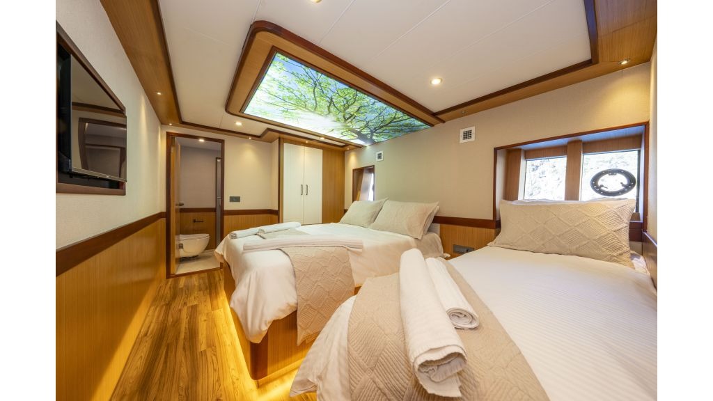 lila-trawler-575-1024-576