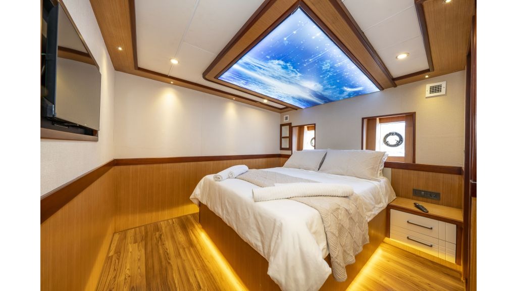 lila-trawler-576-1024-576