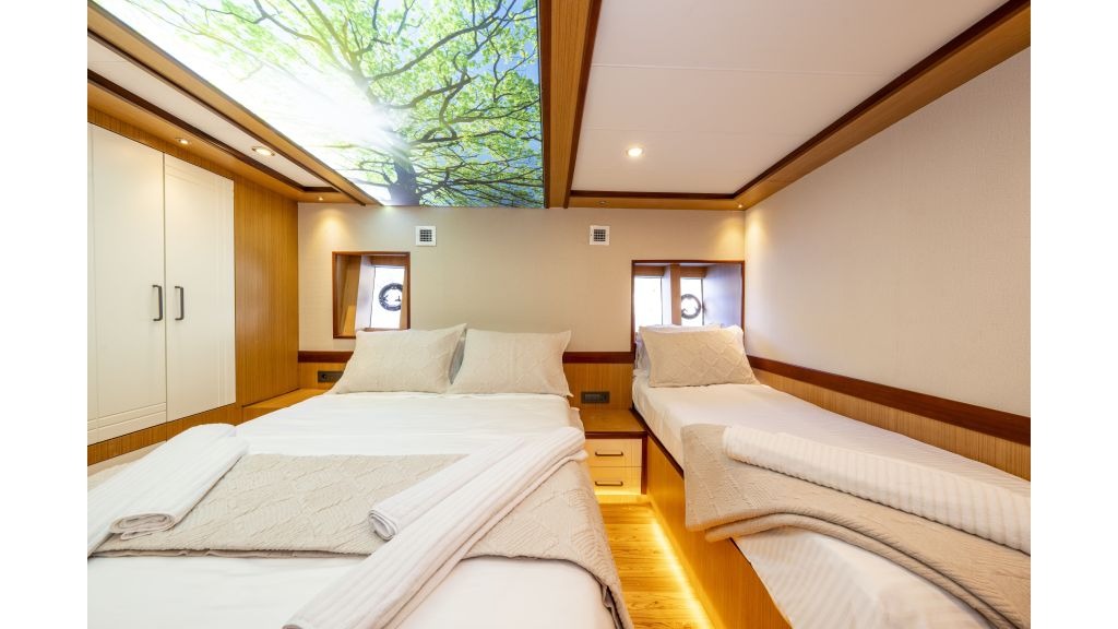 lila-trawler-585-1024-576