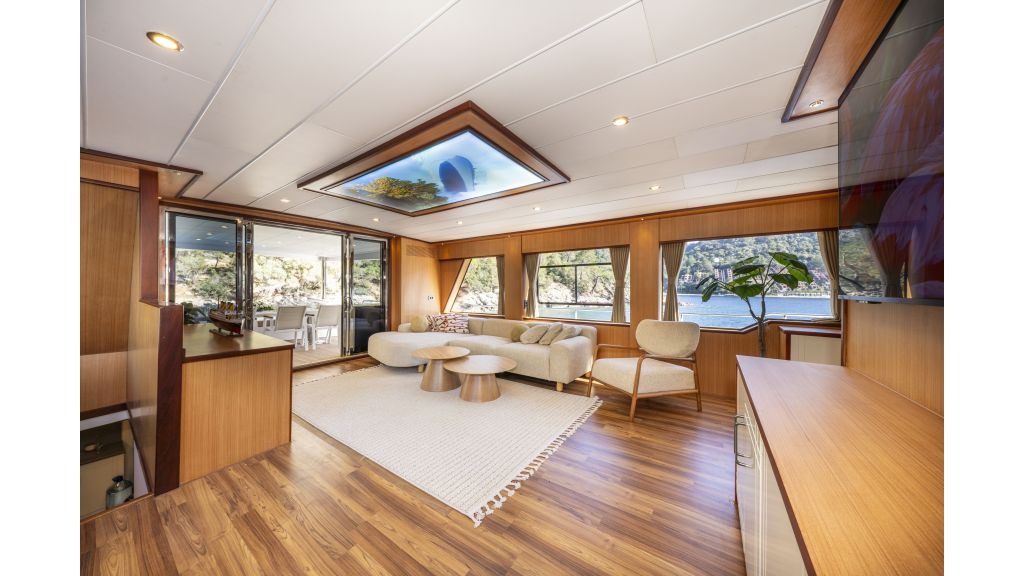 lila-trawler-599-1024-576