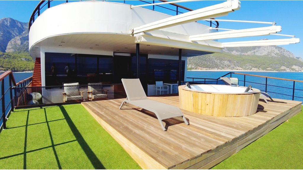 limitless-yacht-master-deck-4-1024-576