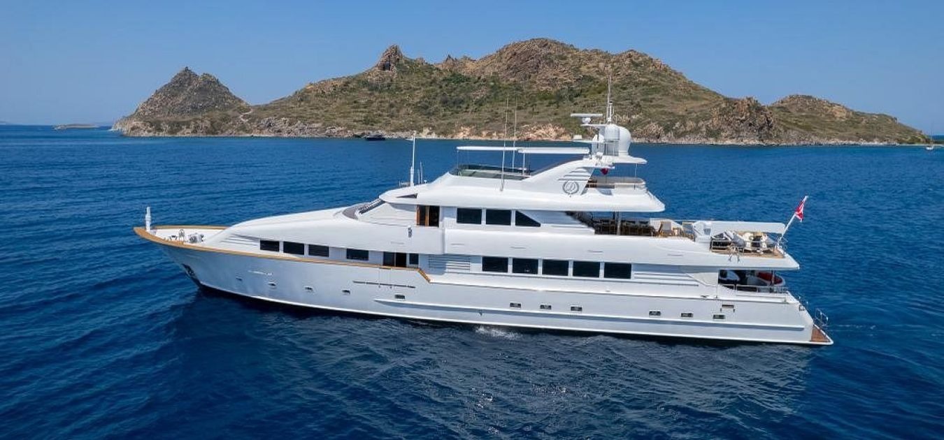 mary-motor-yacht-02-master-1350-630