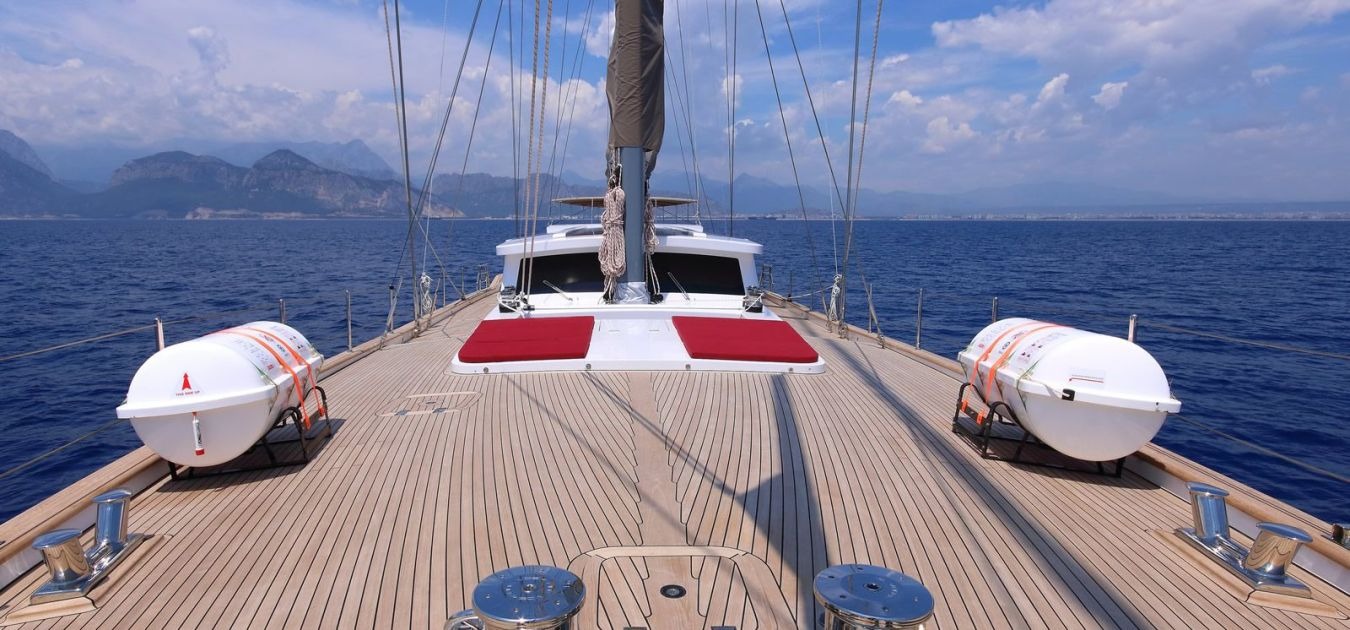 moss-luxury-motor-sailor-master-1-1350-630