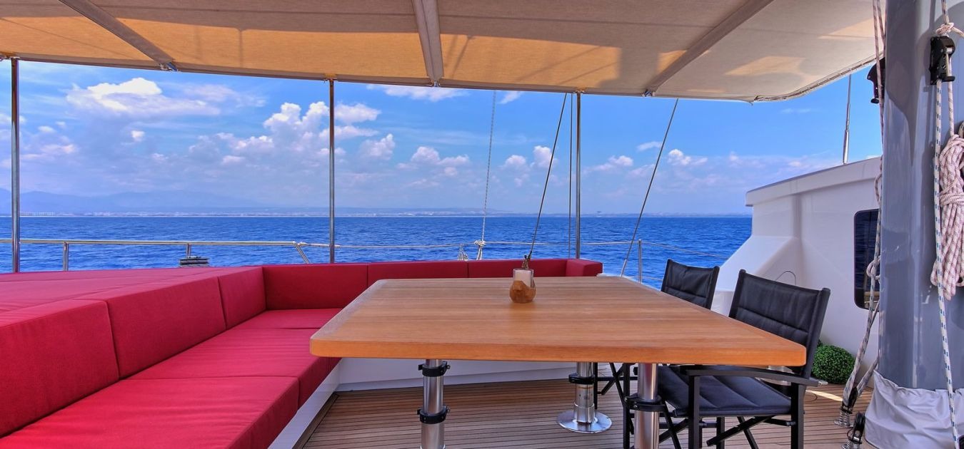 moss-luxury-motor-sailor-master-2-1350-630