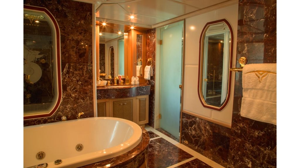 motor-yacht-sensation-inner-13-1024-576