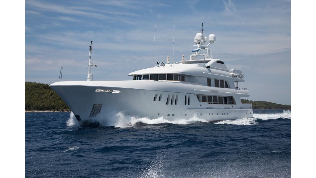 mustique-luxury-motor-yacht-113-1024-576