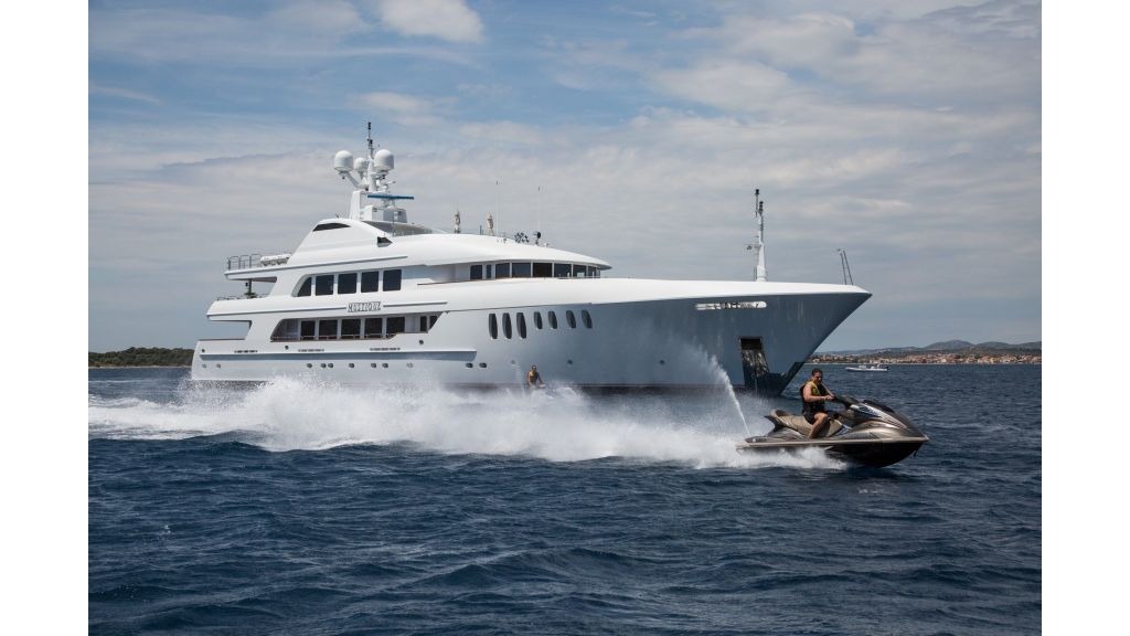 mustique-luxury-motor-yacht-134-1024-576