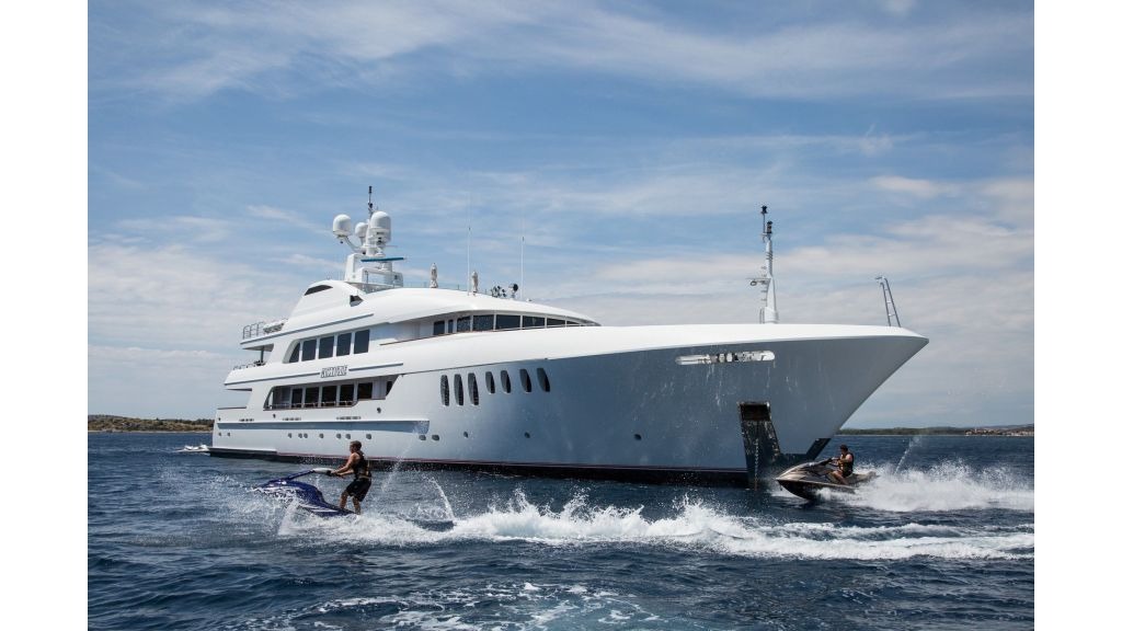 mustique-luxury-motor-yacht-139-1024-576