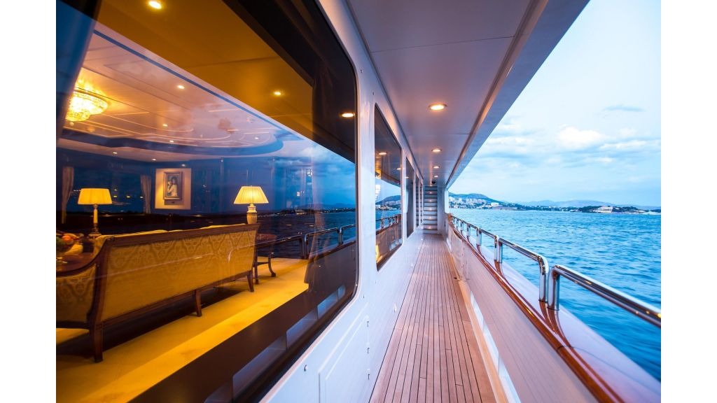 mustique-luxury-motor-yacht-18-1024-576