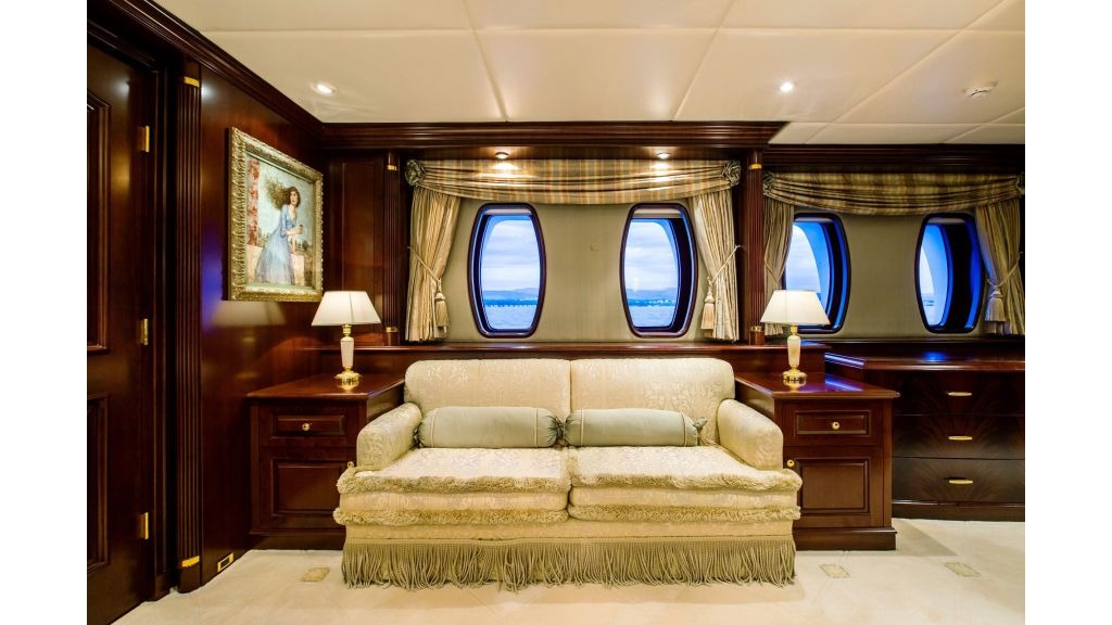 mustique-luxury-motor-yacht-219-1024-576