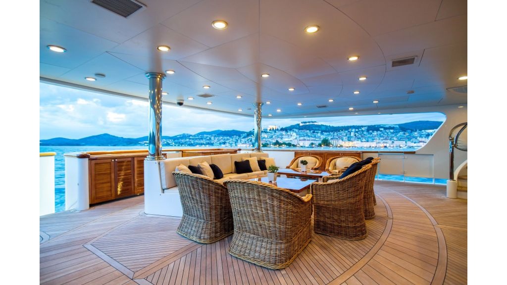 mustique-luxury-motor-yacht-266-1024-576