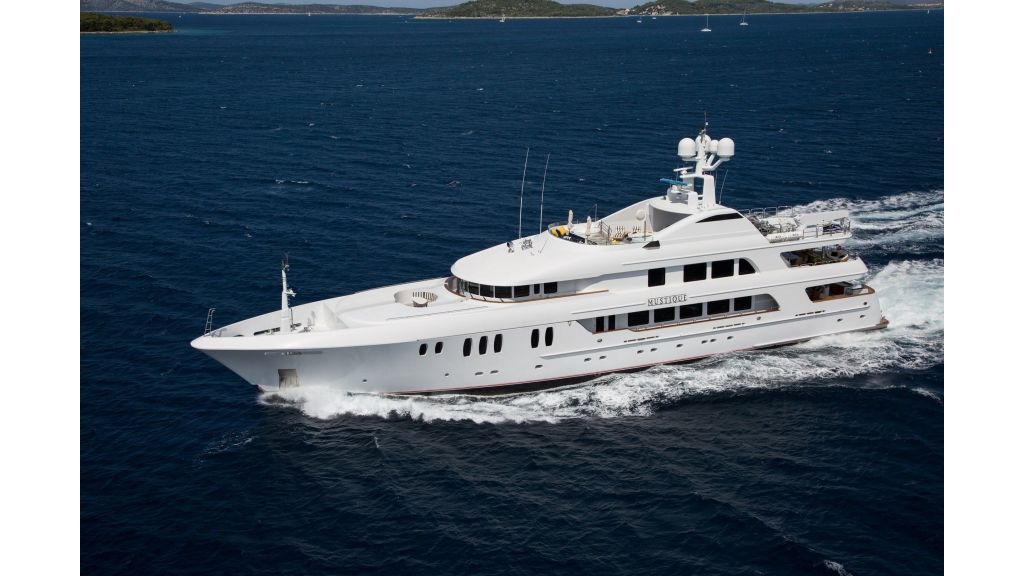 mustique-luxury-motor-yacht-58-1024-576