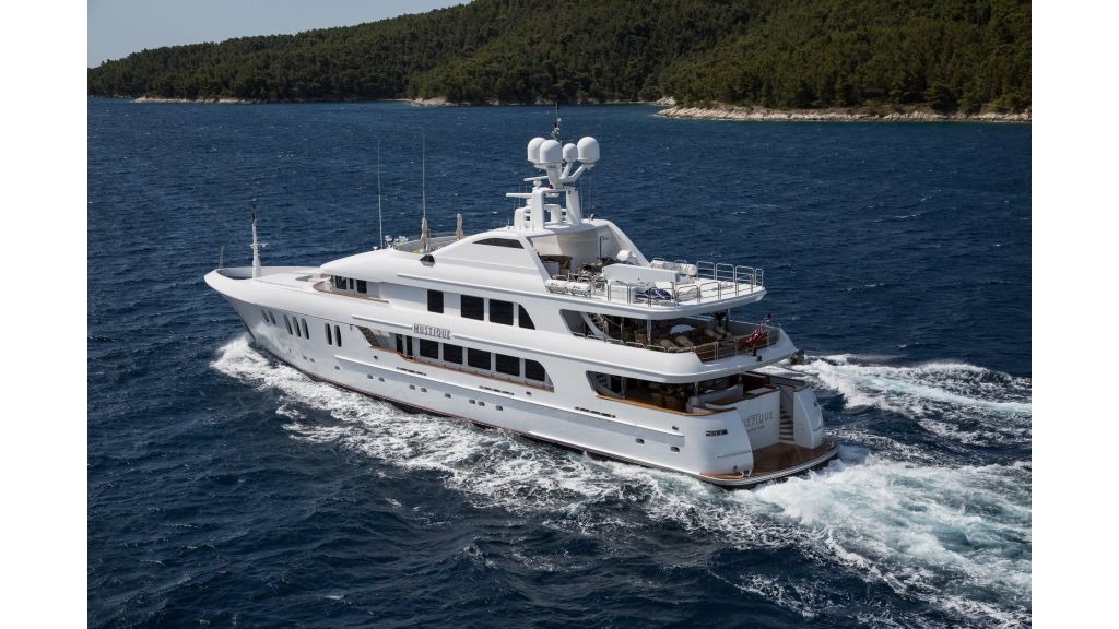 mustique-luxury-motor-yacht-72-1024-576