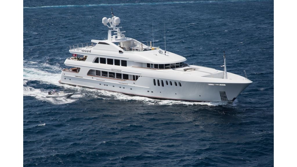 mustique-luxury-motor-yacht-85-1024-576
