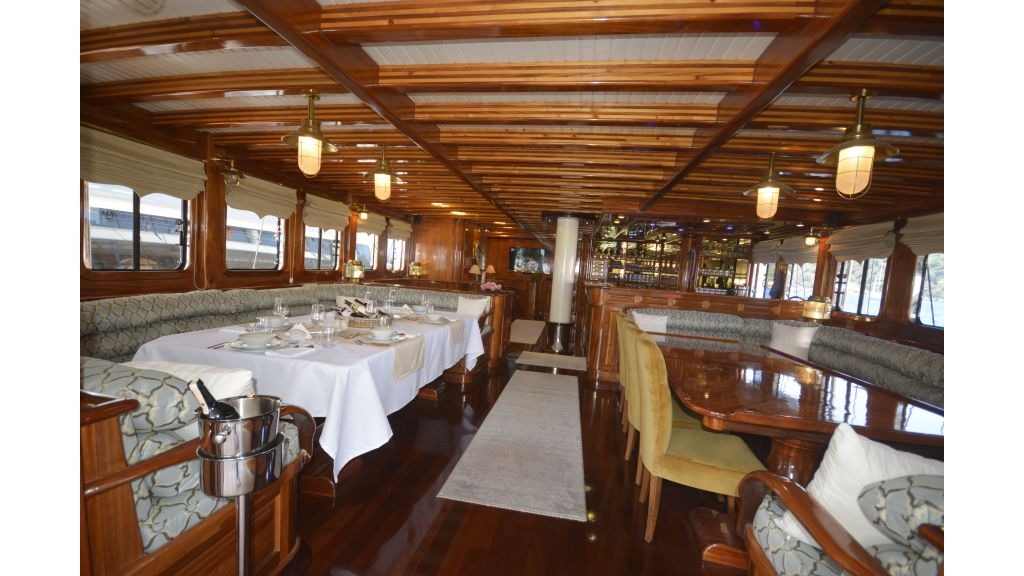 queen-atlantis-003-1024-576