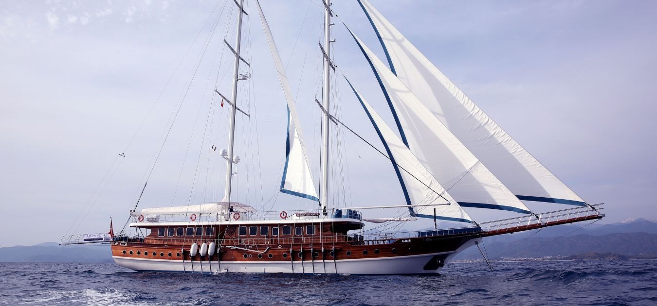 queen-atlantis-motor-sailor-master1-1350-630