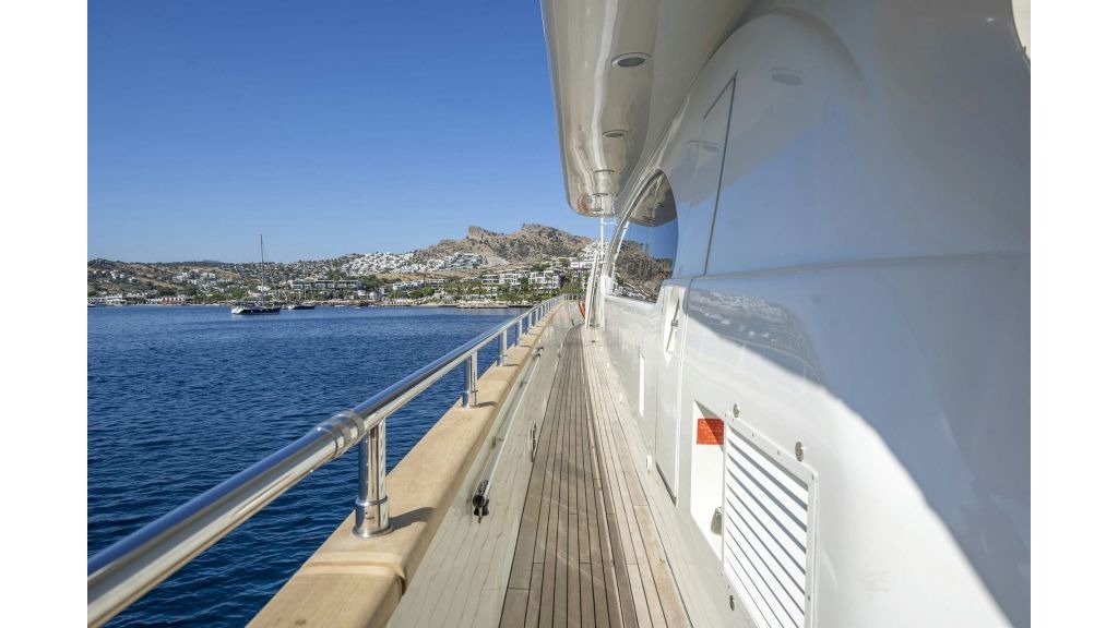 sanref-motor-yacht-075-1024-576