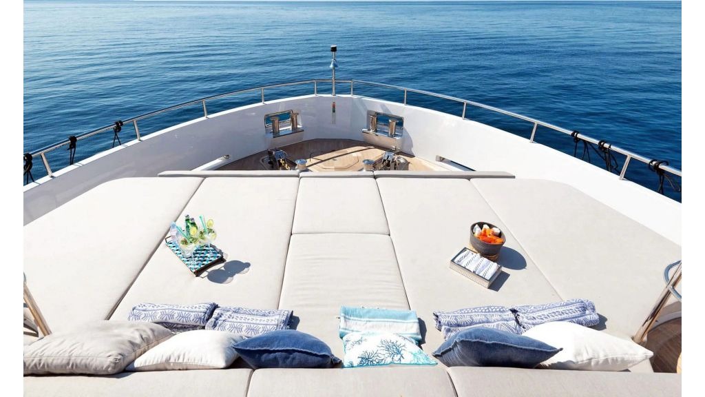 serenitas-motor-yacht-16-1024-576