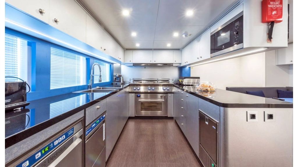 serenitas-motor-yacht-4-1-1024-576