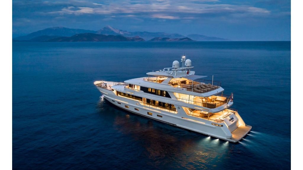 sunrise-motoryacht-master-01-1024-576