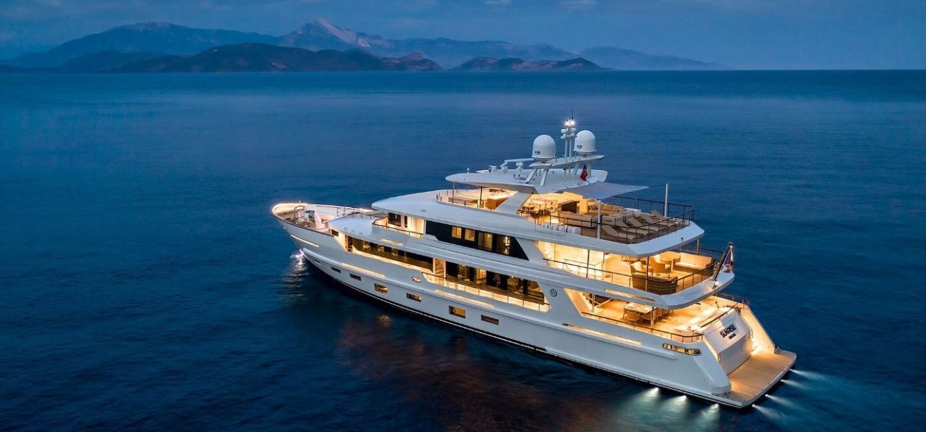 sunrise-motoryacht-master-01-1350-630