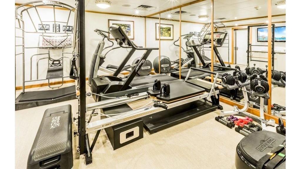 suri-yacht-042-1024-576